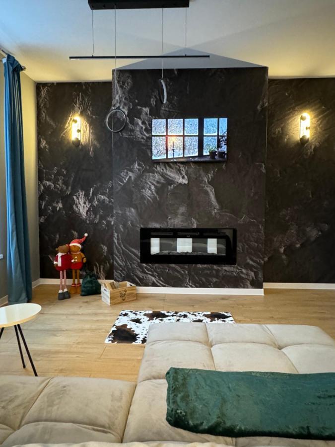 Lv Luxury Apart - One Minute Away From Train Station เปรดัล ภายนอก รูปภาพ