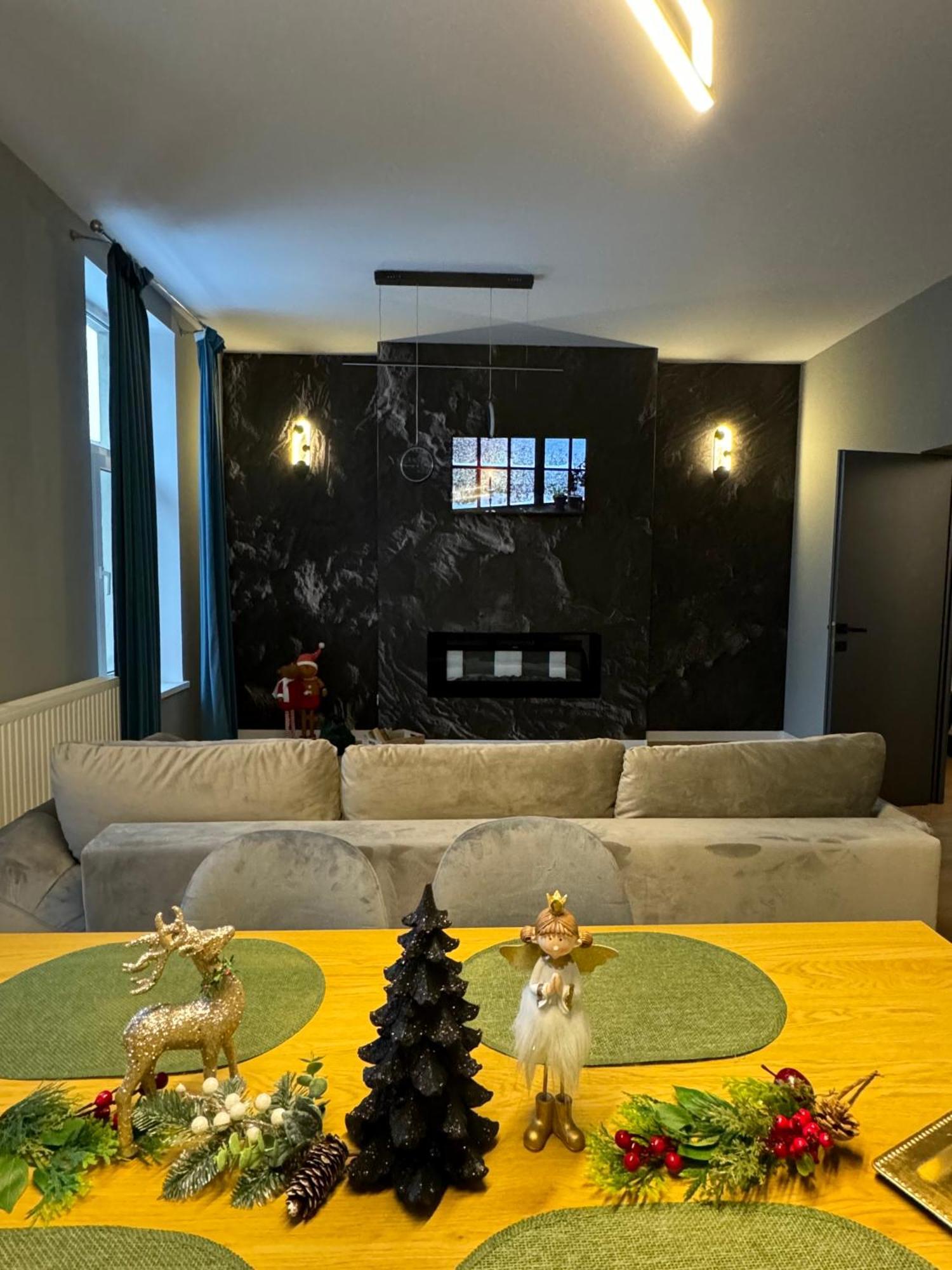 Lv Luxury Apart - One Minute Away From Train Station เปรดัล ภายนอก รูปภาพ